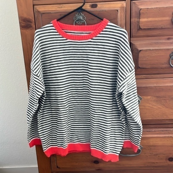 NWOT Women’s Gray And White Striped Sweater With Red Trim Size XXL - Picture 1 of 8